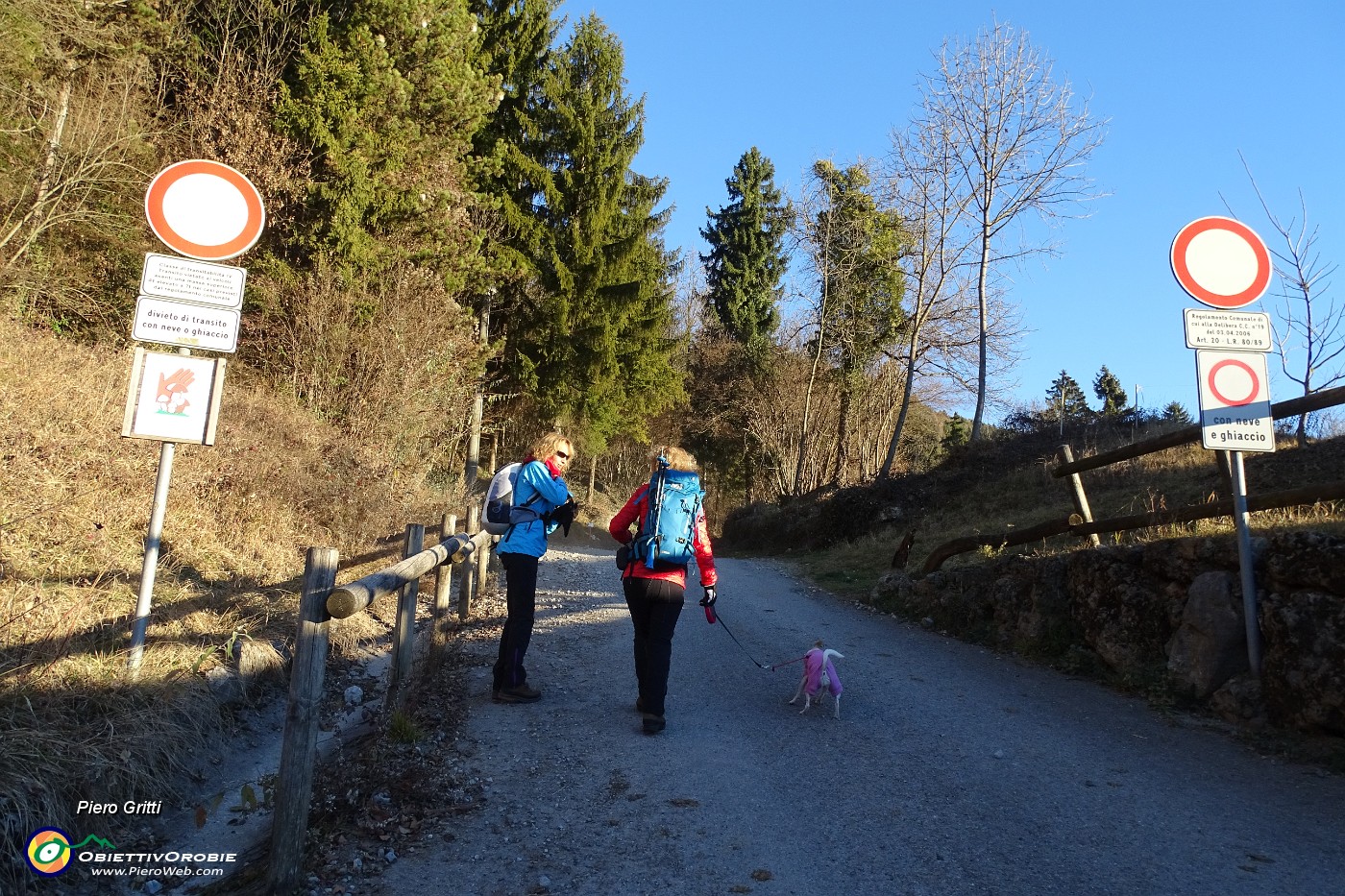 09 Prendiamo la strada agro-silvo-pastorale per Monte Blum.JPG